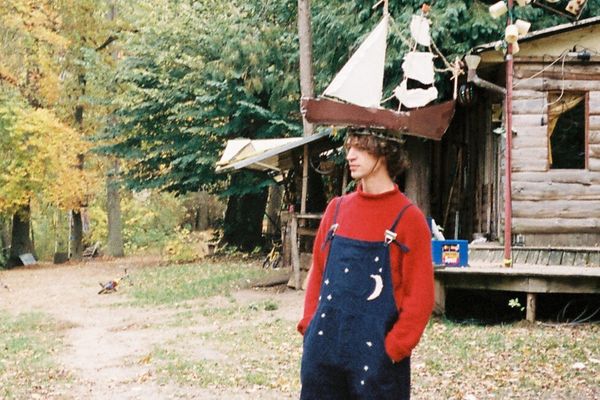 Cosmo Sheldrake transports listeners to warmer, wilder climes with the birdsong of ‘Wake Up Calls’